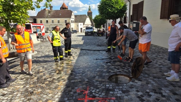 Mitten in Stadtschlaining suchten die Einsatzkräfte nach der Ursache für kleinere Explosionen in ...