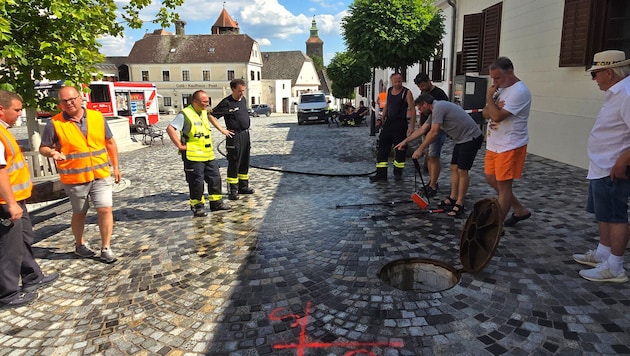 Mitten in Stadtschlaining suchten die Einsatzkräfte nach der Ursache für kleinere Explosionen in ...