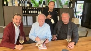 Da blieb nicht nur kein Auge trocken: Die versammelte Gemeinschaft mit flüssiger Ausrüstung.