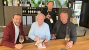 Da blieb nicht nur kein Auge trocken: Die versammelte Gemeinschaft mit flüssiger Ausrüstung.