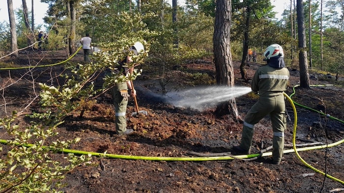 Die Einsatzkräfte bei Nachlöscharbeiten.