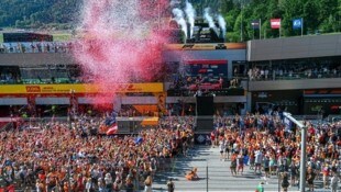 Tausende Fans nahmen zum Abschied die Strecke in Beschlag.