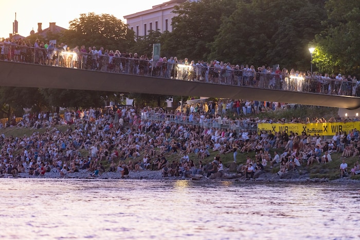 Dichtes Gedränge am Ufer der Salzach zum Höhepunkt des Stadtfestes. Tausende Besucher ließen ...