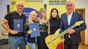 Absolventen Christian Drescher und Lisa Wiesinger mit Oska und Lammerhuber