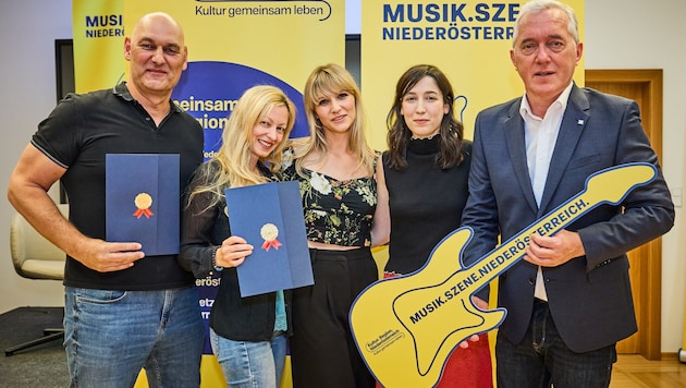 Absolventen Christian Drescher und Lisa Wiesinger mit Oska und Lammerhuber