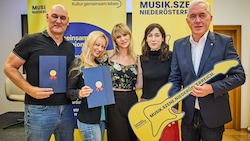 Absolventen Christian Drescher und Lisa Wiesinger mit Oska und Lammerhuber