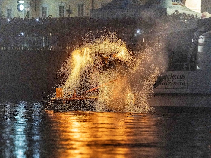 Dichtes Gedränge am Ufer der Salzach zum Höhepunkt des Stadtfestes. Tausende Besucher ließen ...