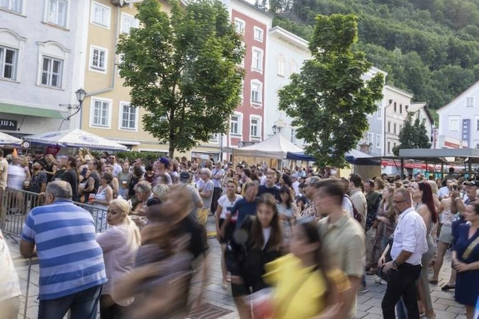 In Hallein besuchten laut Veranstalter knapp 13.000 Besucher das Fest in der Innenstadt.