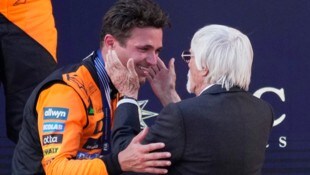Bernie Ecclestone durfte Lando Norris eine Medaille überreichen.