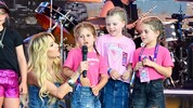 Sängerin Melissa Naschenweng mit kleinen Fans