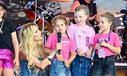 Sängerin Melissa Naschenweng mit kleinen Fans