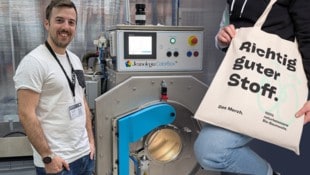 Klaus Buchroithner (li.) ist bei den Produktionspartnern von „Das Merch.“ in Portugal regelmäßig ...