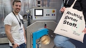 Klaus Buchroithner (li.) ist bei den Produktionspartnern von „Das Merch.“ in Portugal regelmäßig ...
