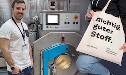 Klaus Buchroithner (li.) ist bei den Produktionspartnern von „Das Merch.“ in Portugal regelmäßig ...