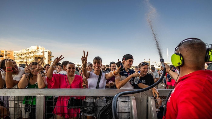 Abkühlung für die Besucherinnen und Besucher eines Musikfestivals in Südfrankreich