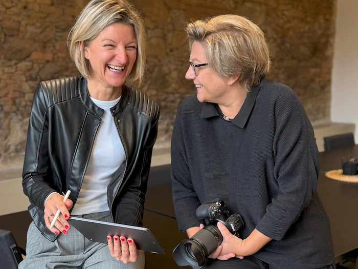 Zwischen PR-Managerin Doris Praher (li.) und Businessfotografin Sabine Kneidinger (re.) ...