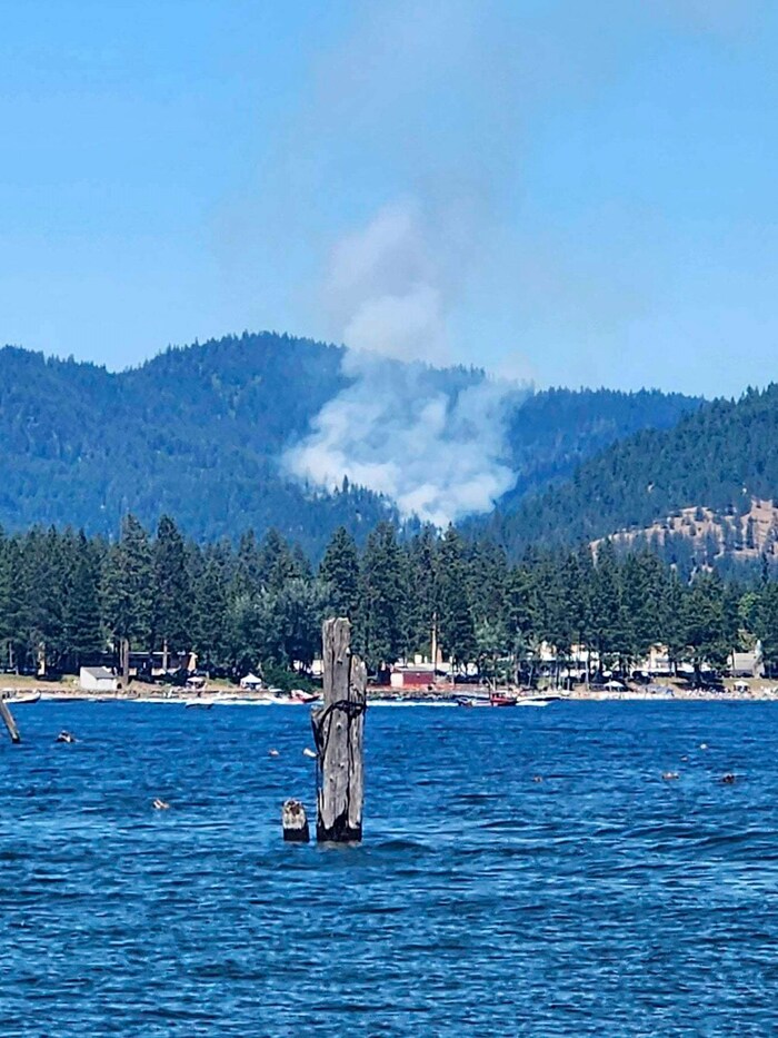 Die Feuerwehrleute waren dabei, einen Brand in einem Naturschutzgebiet zu löschen.