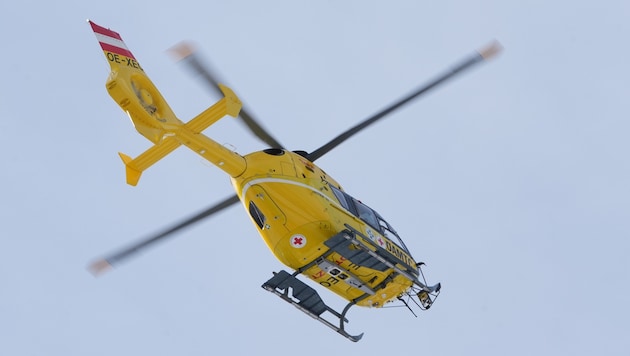 Die Frau wurde mit dem Rettungshubschrauber ins UKH Linz geflogen.