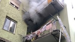 Die Frau konnte sich auf den Balkon retten, brach dann aber bewusstlos zusammen.