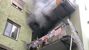 Die Frau konnte sich auf den Balkon retten, brach dann aber bewusstlos zusammen.