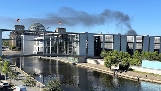 Eine riesige Rauchsäule zog am Montagvormittag über den wolkenlosen Himmel in Berlin.