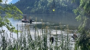 Wasserretter, Feuerwehr und Co. suchen nach dem Mann.