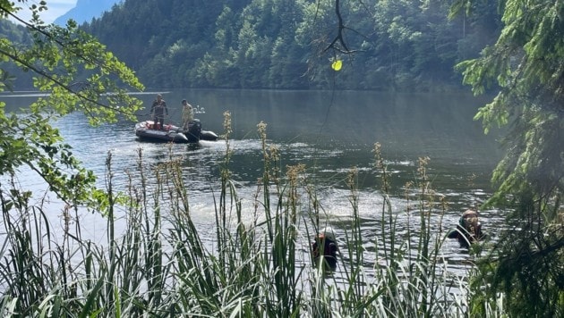 Wasserretter, Feuerwehr und Co. suchen nach dem Mann.
