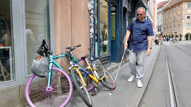 Fahrräder, wie hier in der Grazer Murgasse, können für Menschen mit Sehbehinderung zur ...