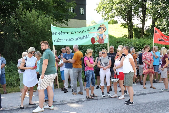 Die Demo vor dem Hotel