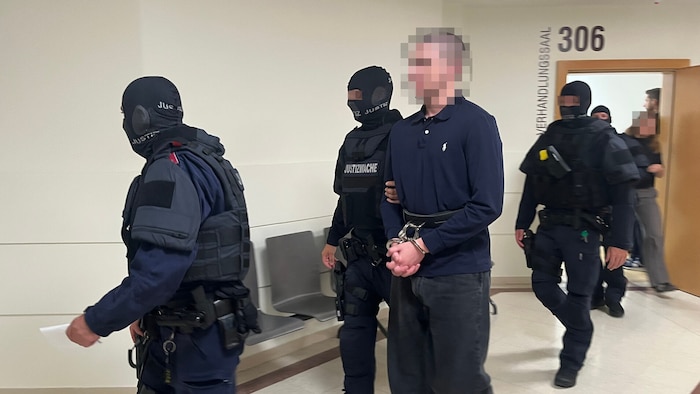 Der 18-jährige Luca K. wird schwer bewacht vorgeführt – obwohl er Zeuge ist.