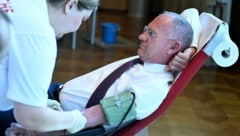 Innenminister Gerhard Karner ließ Blut fließen, um auf die dramatische Situation aufmerksam zu ...