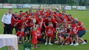Meister! Nötsch jubelte über den Titel in der 1. B. Gefeiert wurde gleich dreimal.