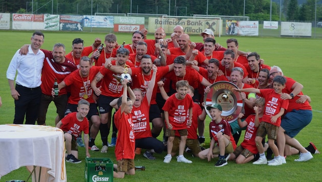Meister! Nötsch jubelte über den Titel in der 1. B. Gefeiert wurde gleich dreimal.