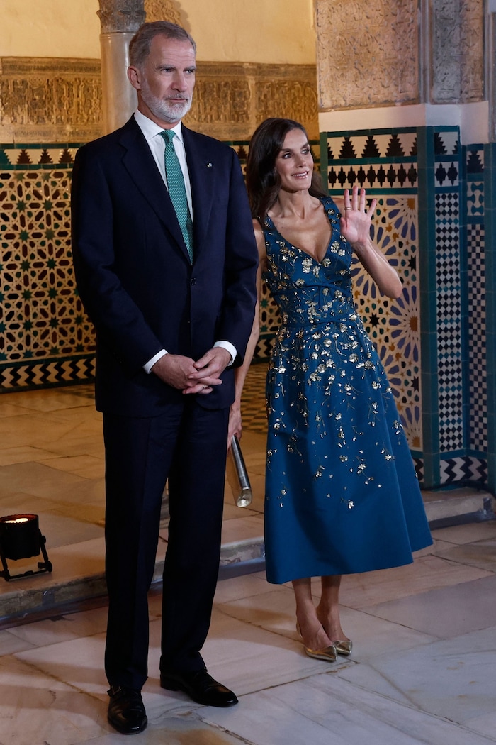Königin Letizia wusste modisch wieder einmal zu begeistern. Zum Empfang in Sevilla trug sie ein ...