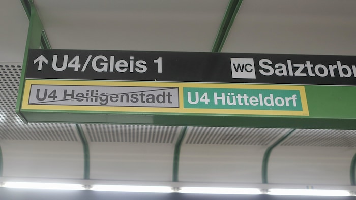 Die U4 dreht von Hütteldorf kommend am Schottenring wieder um.