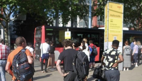 Warten auf den Ersatzbus in Floridsdorf. Die S-Bahn fährt über den Sommer nicht durchgehend.