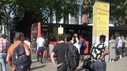 Warten auf den Ersatzbus in Floridsdorf. Die S-Bahn fährt über den Sommer nicht durchgehend.