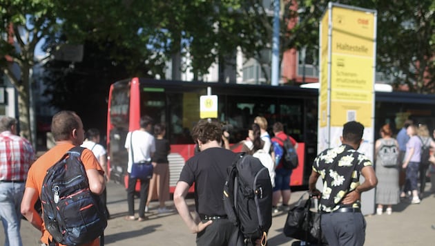 Warten auf den Ersatzbus in Floridsdorf. Die S-Bahn fährt über den Sommer nicht durchgehend.