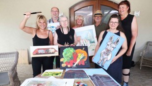 Michi Mair (vorne mit der Mangalitzawurst), Hermi Schlag (Gemüsebild), Doris Bocka (mit dem ...