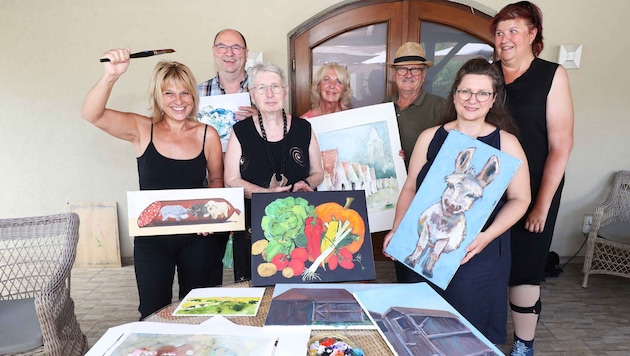 Michi Mair (vorne mit der Mangalitzawurst), Hermi Schlag (Gemüsebild), Doris Bocka (mit dem ...