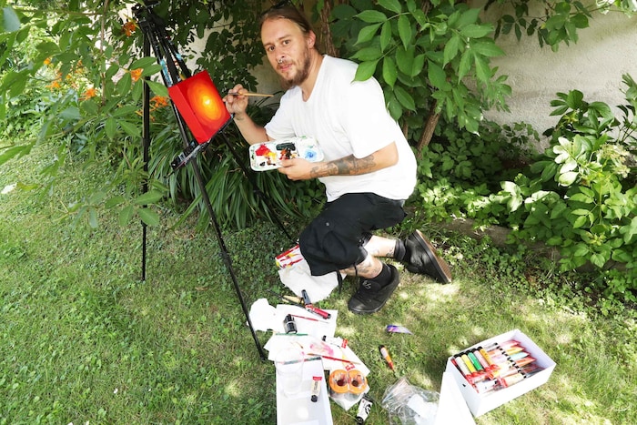 Florian Stolle beim Malen im Garten des Gasthauses.