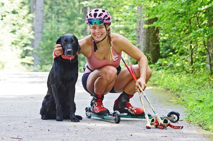 Carina Edlinger mit ihrem Blindenhund Riley beim Sommertraining.
