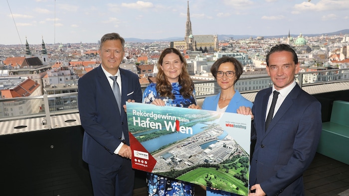Hafen-Geschäftsführer Fritz Lehr, Wirtschaftsstadträtin Barbara Novak, Hafen-Geschäftsführerin ...