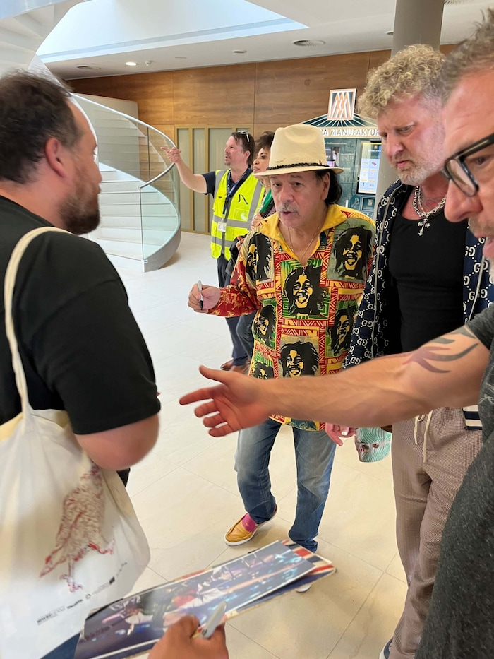 Carlos Santana bei seiner Ankunft am Privatflughafen Wien