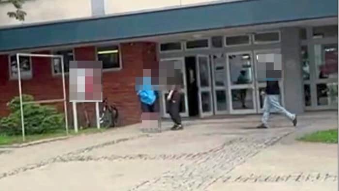 Die Kinder werden von den Schlägern regelmäßig im Umfeld der Schule abgefangen.