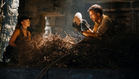 Scarlett Johansson und Jonathan Bailey im Nest des Quetzalcoatlus, der nicht begeistert von den ...