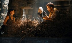 Scarlett Johansson und Jonathan Bailey im Nest des Quetzalcoatlus, der nicht begeistert von den ...