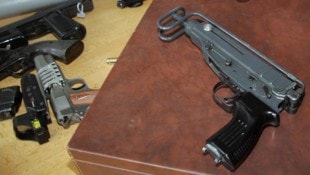 Die Sammler hatten laut den Ermittlungen verbotene vollautomatische Schusswaffen gekauft ...
