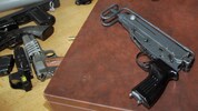 Die Sammler hatten laut den Ermittlungen verbotene vollautomatische Schusswaffen gekauft ...