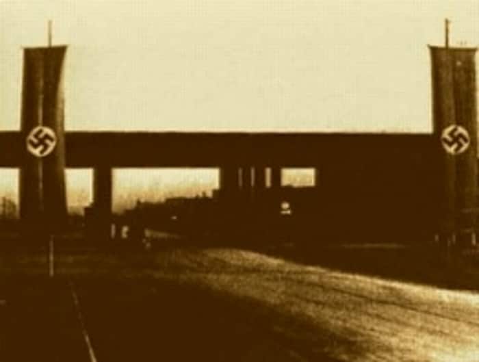 Eingangsportal des Arbeitslagers im IZ NÖ/Süd.